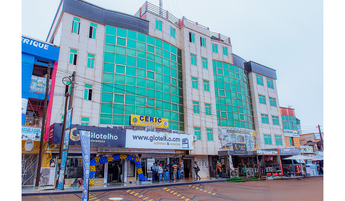 Agence Glotelho Bafoussam située à l'immeuble Nguimatio en face de l'entrée de la cathédrale.